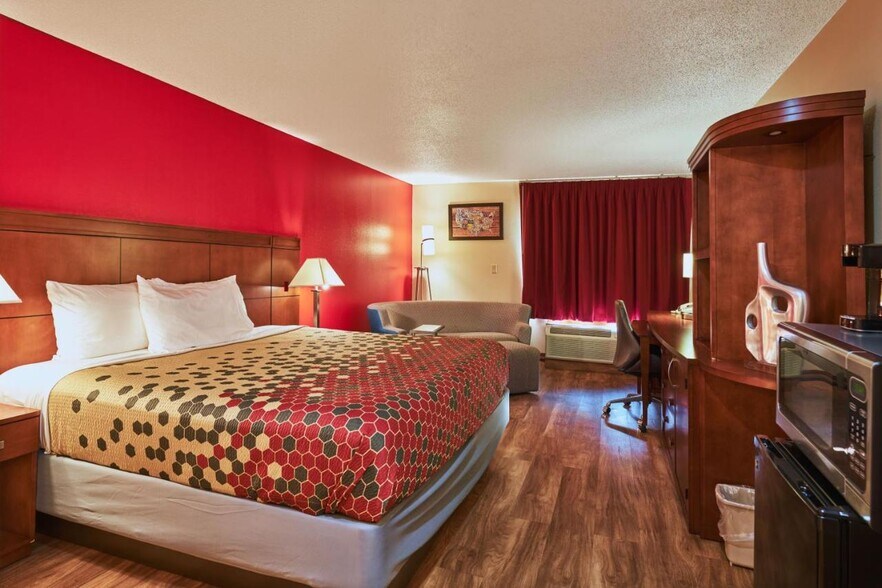 More Photos Of 1019 W Platt St, Maquoketa Hotel For Sale