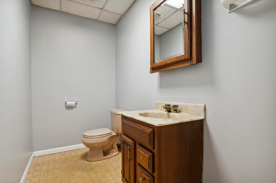 More Photos Of 9 James Ct, Wilmington Warehouse For Lease