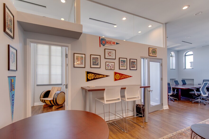 More Photos Of 2551 N Clark St, Chicago Office For Lease