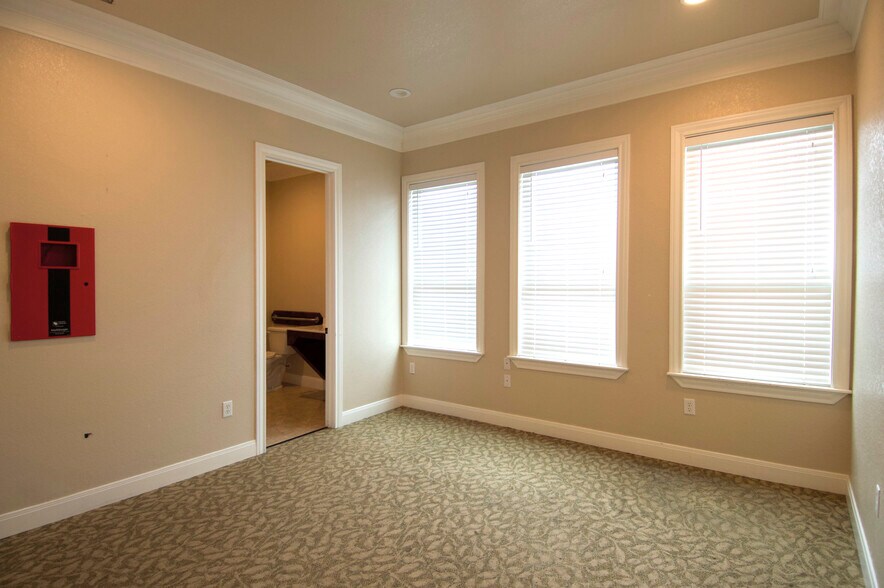 More Photos Of 1150 Bromberg St, Mineola Office For Lease