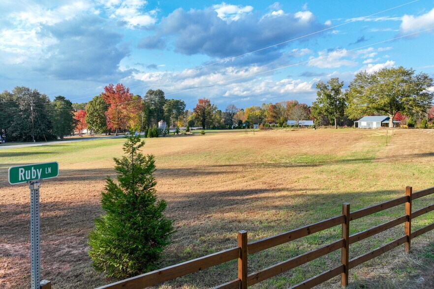 More Photos Of 5662 Cemetery Rd, Lula Land For Lease