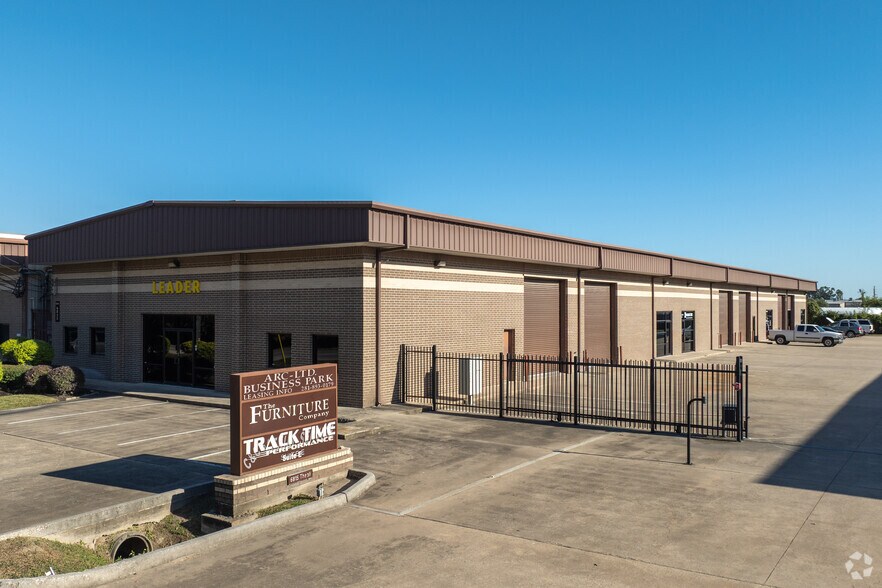 More Photos Of 6743 Theall Rd, Houston Unknown For Lease