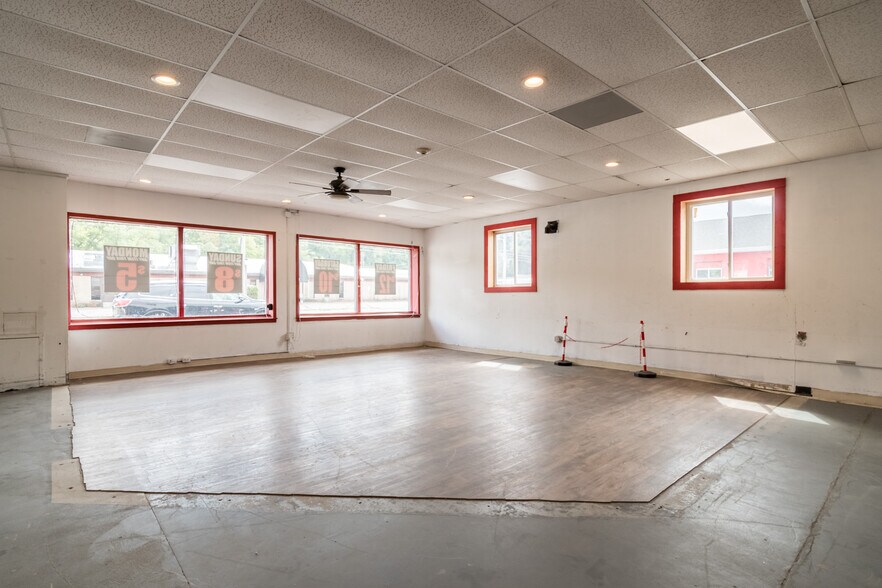 More Photos Of 167-169 Shaker Rd, East Longmeadow Veterinarian Kennel For Lease