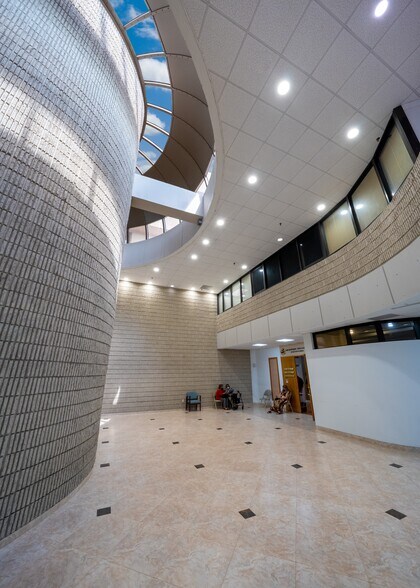 More Photos Of 7100 W 20th Ave, Hialeah Medical For Lease