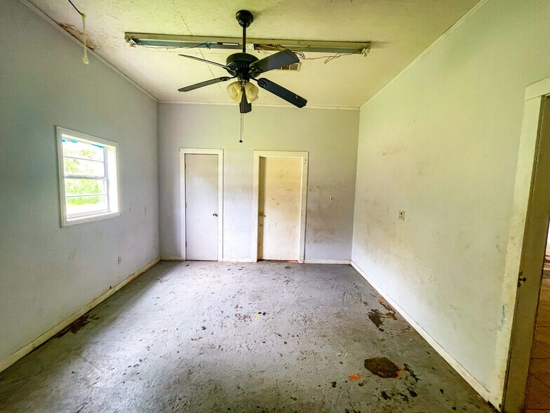 More Photos Of 2305 N Main St, Vidor Flex For Sale