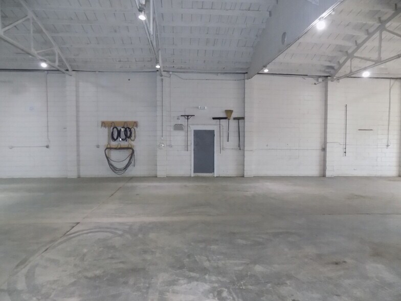 More Photos Of 1544 S Main St, Ottawa Distribution For Sale