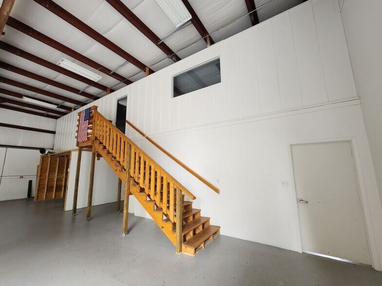 More Photos Of 2808 Hibiscus Dr, Edgewater Flex For Lease