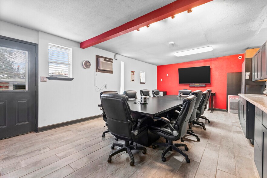 More Photos Of 9902 Franklin Rd, Houston Self Storage For Sale