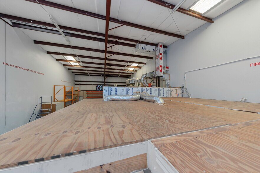 More Photos Of 565 Frederica Ln, Dunedin Warehouse For Lease