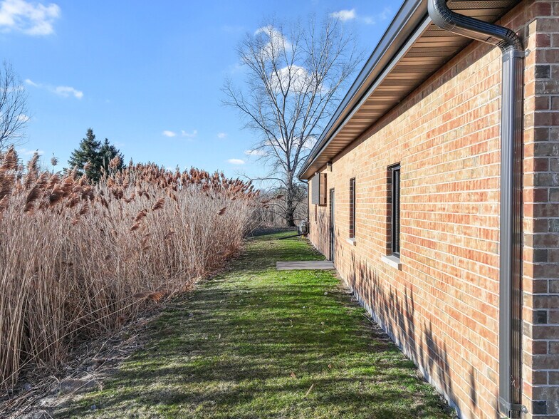 More Photos Of 566 Redbird Cir, De Pere Office For Lease