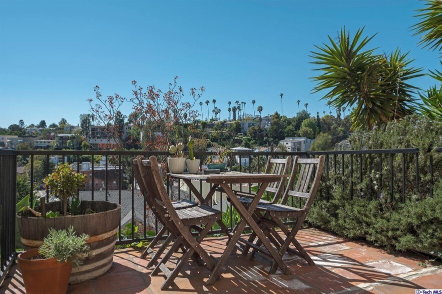 More Photos Of 3201 Hamilton Way, Los Angeles Apartments For Sale