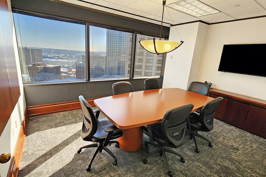 More Photos Of 250 E 5th St, Cincinnati Coworking Space