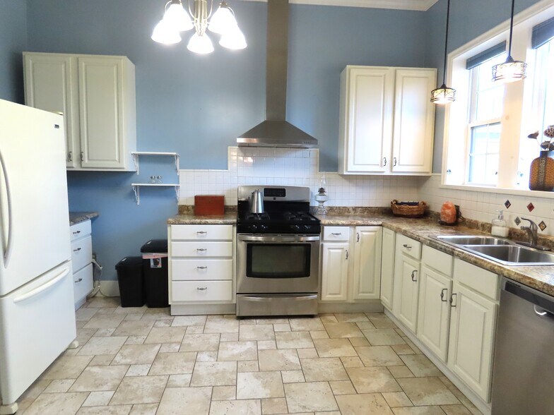 More Photos Of 1923 S Beckham Ave, Tyler Office Residential For Lease