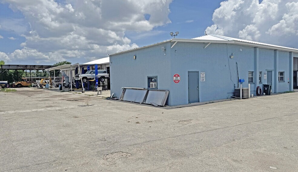 More Photos Of 3100 Kennesaw St, Fort Myers Warehouse For Sale