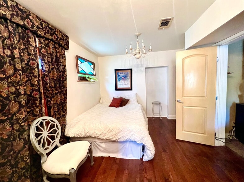 More Photos Of 5537 Canal Blvd, New Orleans Freestanding For Sale