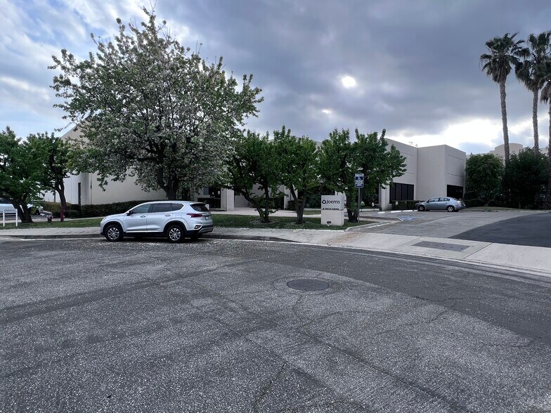 More Photos Of 19748 Dearborn St, Chatsworth Light Distribution For Lease