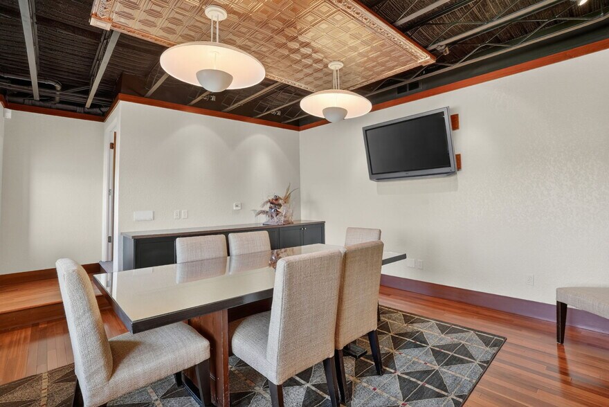 More Photos Of 1104 S Mitchell St, Cadillac Office For Sale