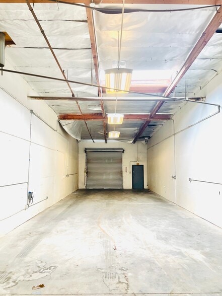 More Photos Of 260 E Dyer Rd, Santa Ana Light Manufacturing For Lease