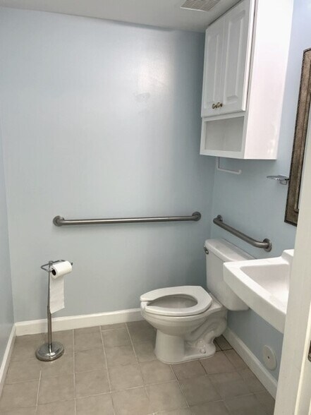 More Photos Of 8402 Six Forks Rd, Raleigh Office For Lease