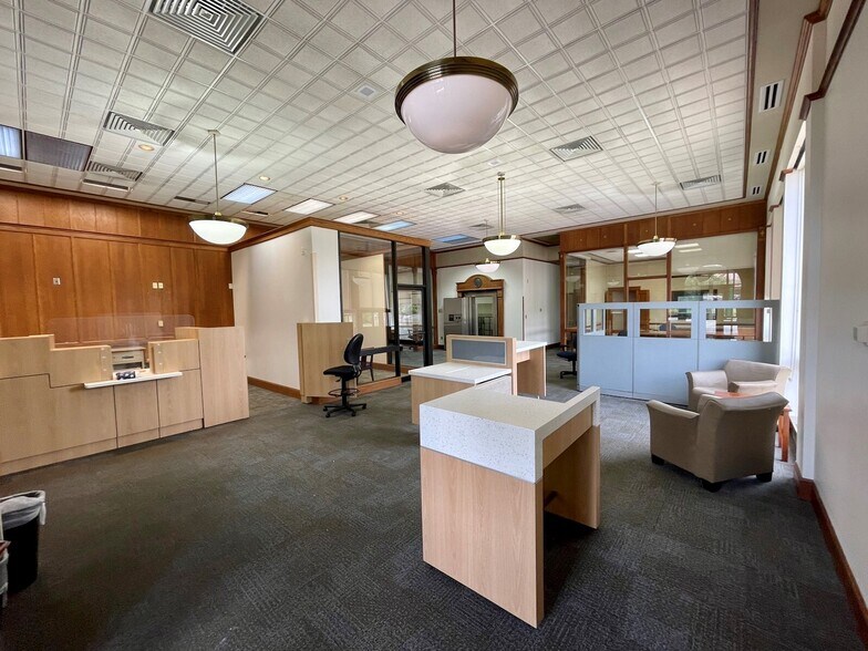 More Photos Of 5610 Coventry Ln, Fort Wayne Bank For Sale