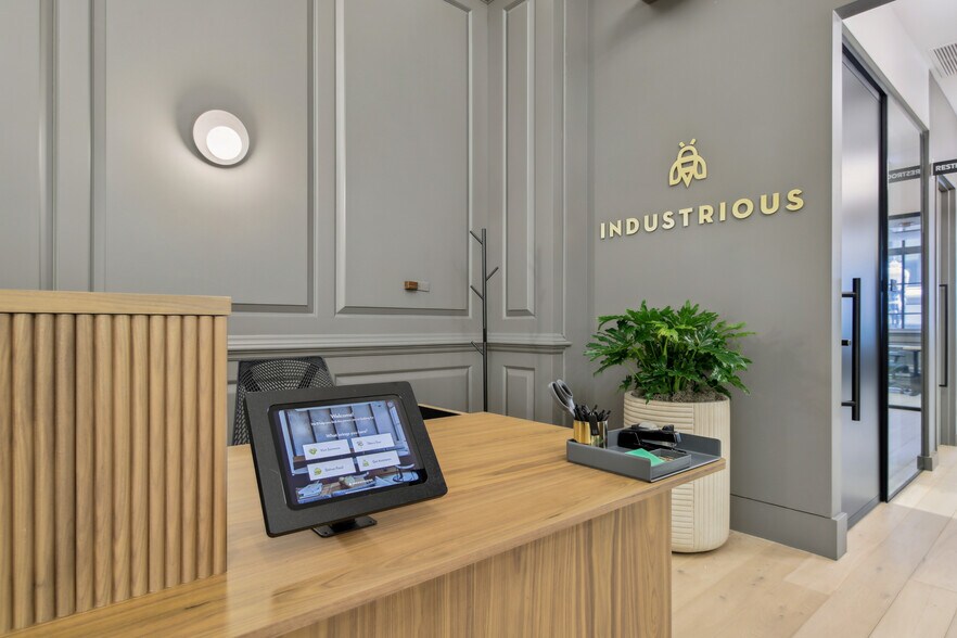 More Photos Of 33 N LaSalle St, Chicago Coworking Space