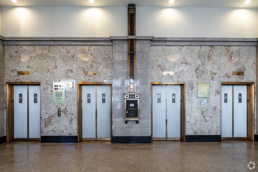 More Photos Of 400 S 4th St S, Minneapolis Office For Lease