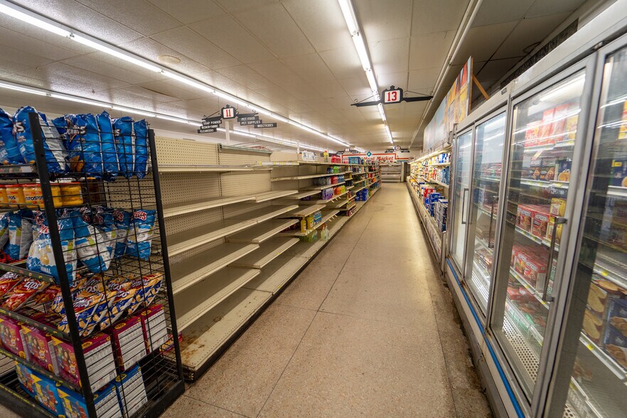 More Photos Of 1302 E Crestwood Dr, Victoria Storefront For Sale