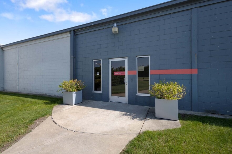 More Photos Of 7878 Gull Rd, Richland Warehouse For Lease