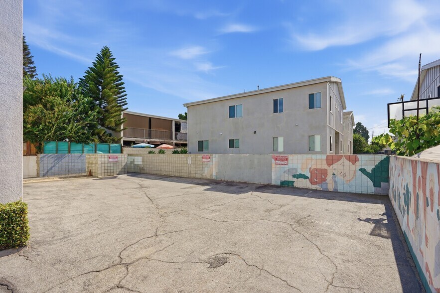 More Photos Of 6846 Gentry Ave, North Hollywood Apartments For Sale