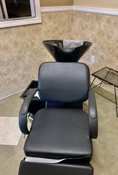 More Photos Of 2555 Allen Genoa Rd, Pasadena Freestanding For Sale