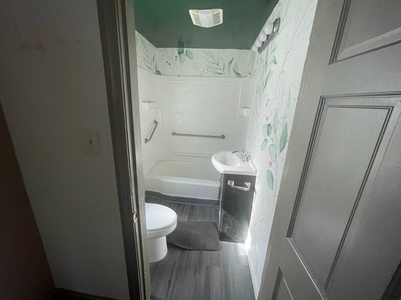 More Photos Of 819 W Broad St, Falls Church Freestanding For Sale