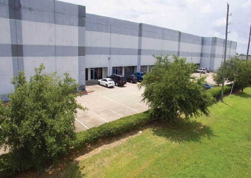 More Photos Of 12010 Dairy Ashford, Sugar Land Distribution For Lease