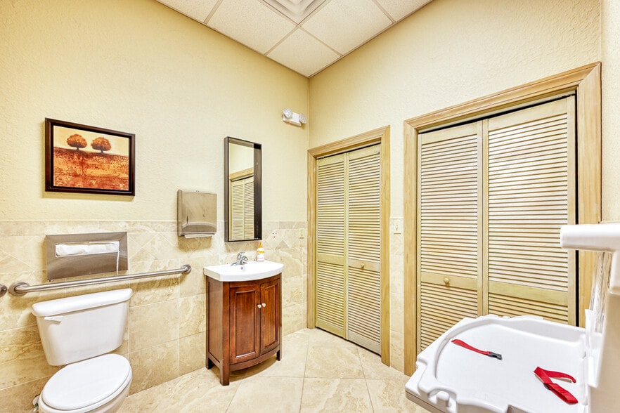 More Photos Of 5135 College St, Jacksonville Religious Facility For Sale