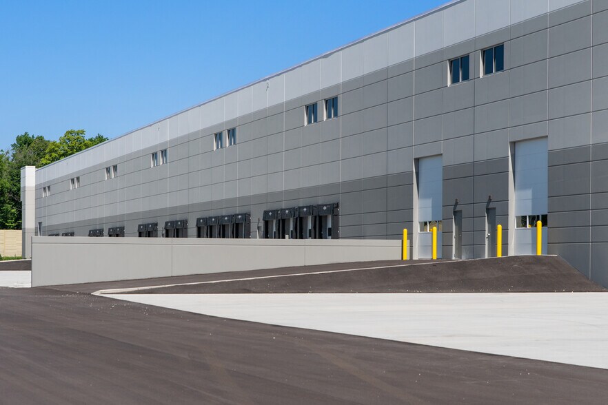 More Photos Of 9141 S 13th St, Oak Creek Warehouse For Lease