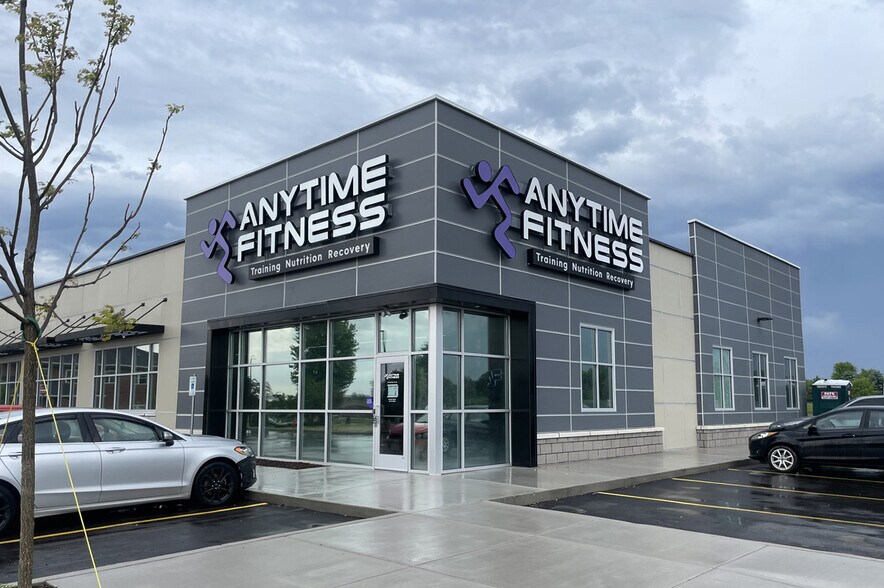 More Photos Of 825-833 N Wisconsin St, Elkhorn General Retail For Lease