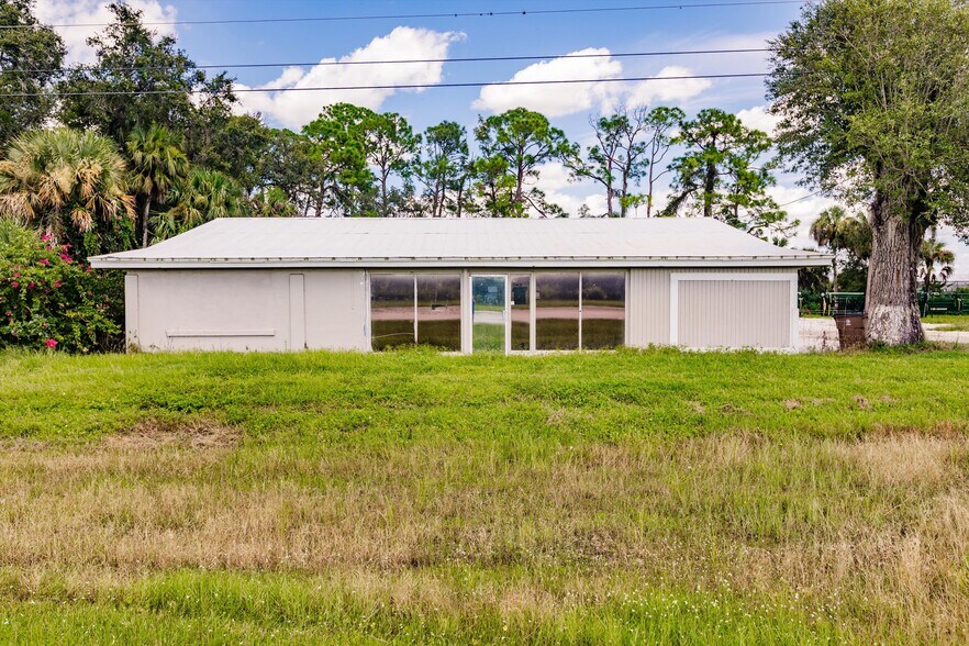 More Photos Of 19431 Palm Beach Blvd, Alva Flex For Lease