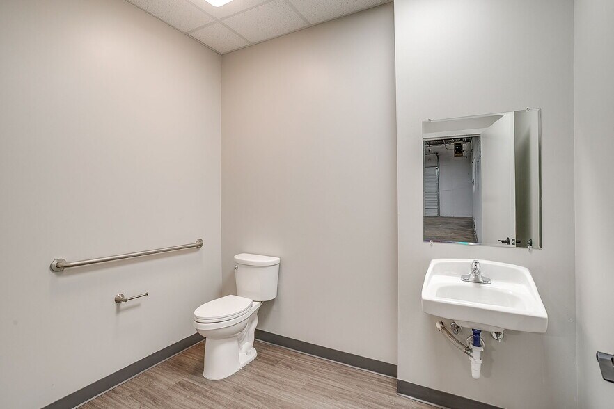 More Photos Of 3001-3003 Shamrock St, Fort Worth Light Distribution For Lease