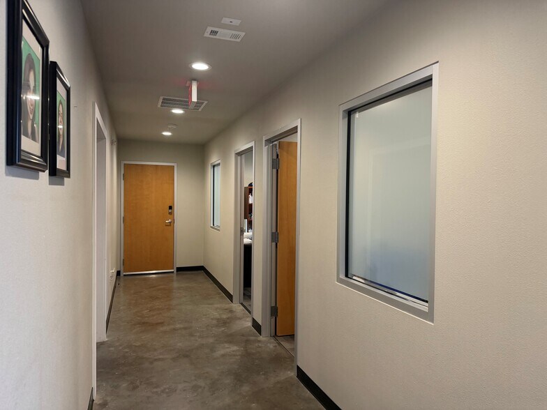 More Photos Of 1212 Chisholm Trail Rd, Round Rock Light Distribution For Lease