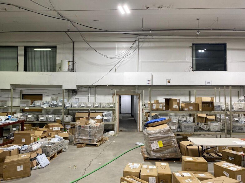 More Photos Of 168 Railroad St, Huntington Manufacturing For Lease