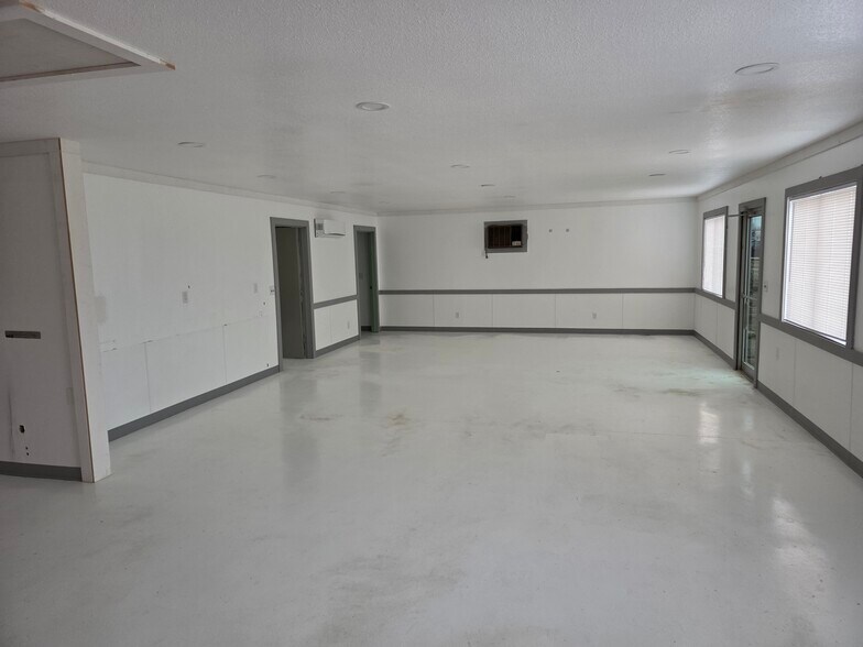 More Photos Of 402-412 S State Highway 5, Versailles General Retail For Sale