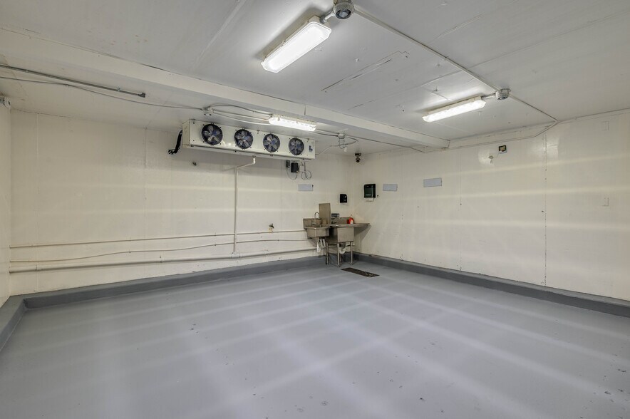 More Photos Of 174 NW 9th ave, Mulberry Distribution For Sale