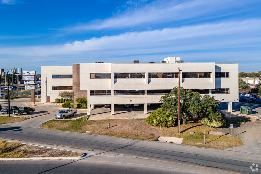 More Photos Of 9504 N IH-35, San Antonio Office For Lease