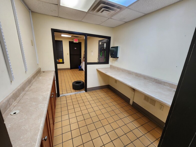 More Photos Of 2802 Regency Blvd, Augusta Auto Repair For Lease