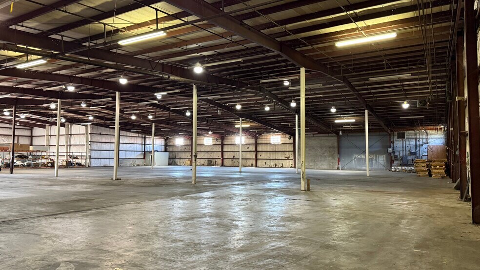 More Photos Of 306 Rogers St, Barnesville Warehouse For Lease