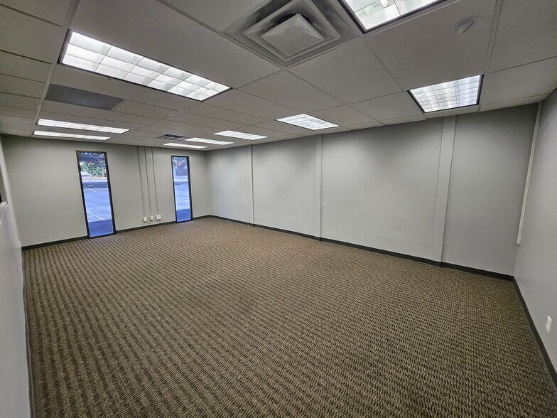 More Photos Of 307 W Rhapsody Dr, San Antonio Light Manufacturing For Sale