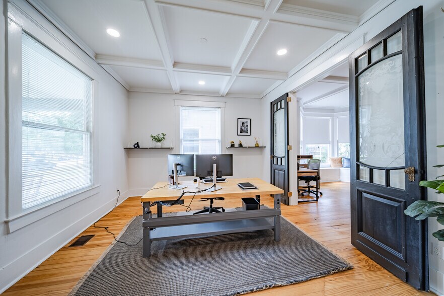 More Photos Of 729 N Bishop Ave, Dallas Office For Sale