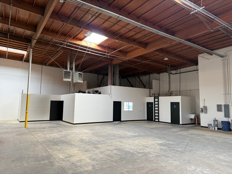 More Photos Of 4450 Dupont Ct, Ventura Manufacturing For Lease