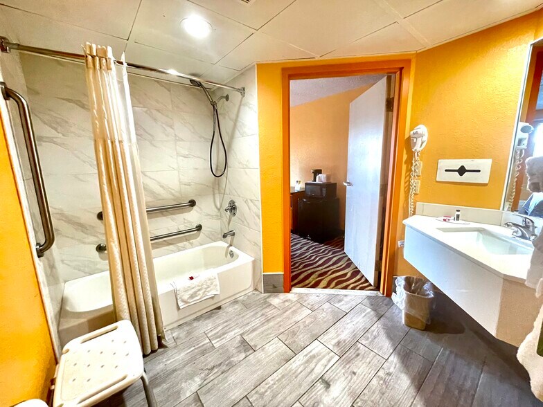 More Photos Of 1606 Central Ave, Albany Hotel For Sale