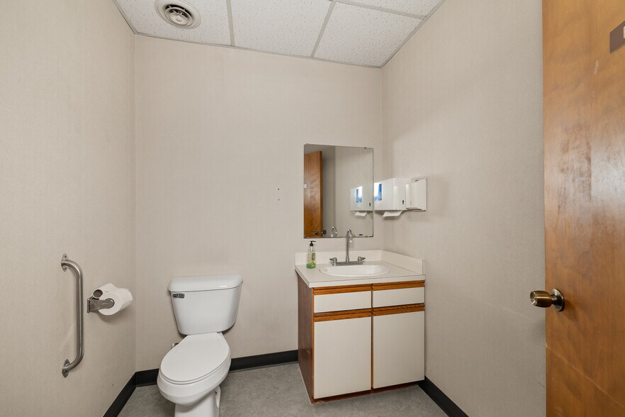 More Photos Of 2050 W Fourth St, Mansfield Medical For Lease