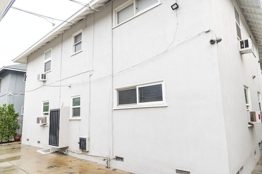 More Photos Of 16011 Victory Blvd, Van Nuys Apartments For Sale